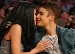 Justin-Bieber-y-Selena-Gomez-se-besan-en-publico