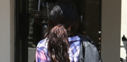 Selena Gomez en mini shorts apretados