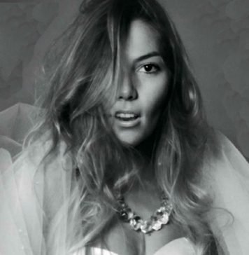 Fotos de Frida Sofia posándose para la revista Playboy